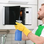 Micro-ondas limpo, mas com odores? Há uma solução para este problema