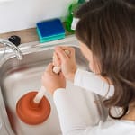 Evite entupimentos! 9 coisas que nunca deve deitar no ralo da cozinha