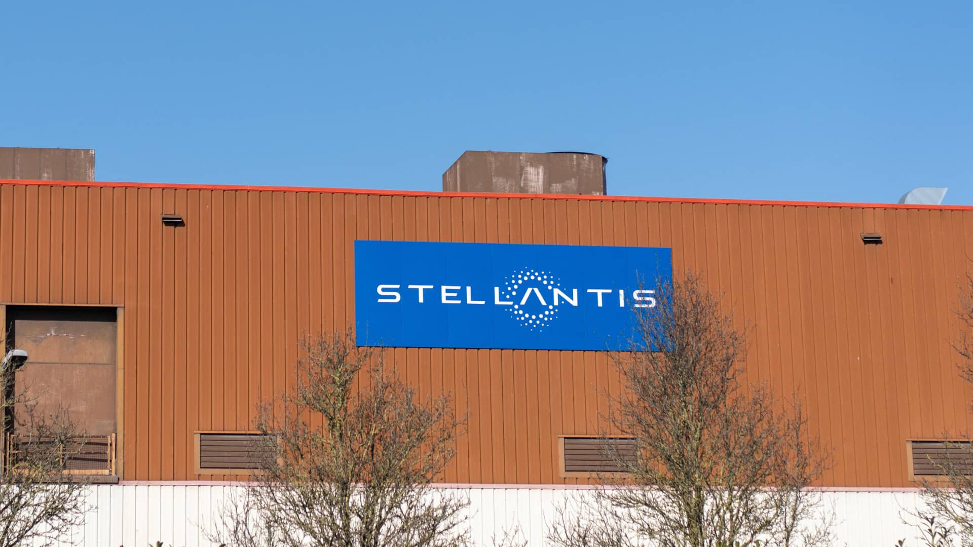 Stellantis diz que tarifas e “regulação” são ameaças ao setor automóvel
