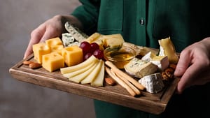 O tipo de queijo que até pode fazer bem aos seus dentes