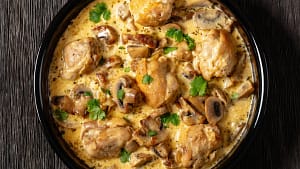 Uma sopa, um prato de frango e outro com camarão: 3 receitas com cerveja