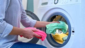 Pare de lavar estas oito coisas com água fria na máquina
