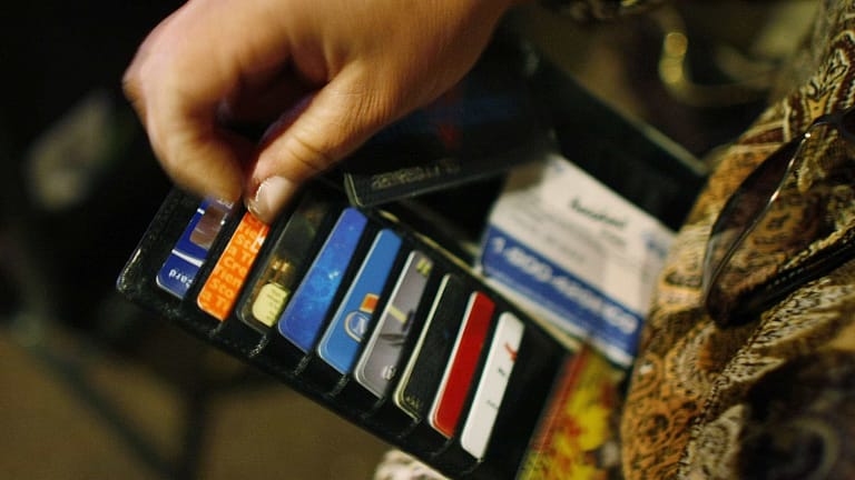 Taxas máximas de cartões de crédito para consumidores sobem no 2.º trimestre