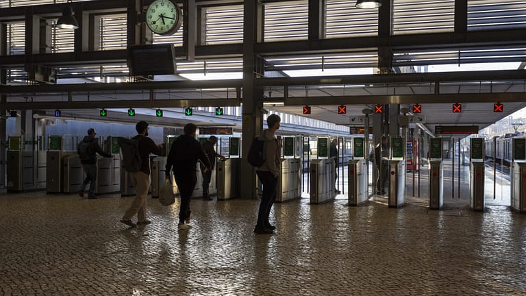 Greve na CP deverá causar “fortes perturbações” na circulação 2.ª-feira