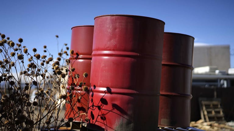 Membros da OPEP+ anunciam aumentos na produção de petróleo