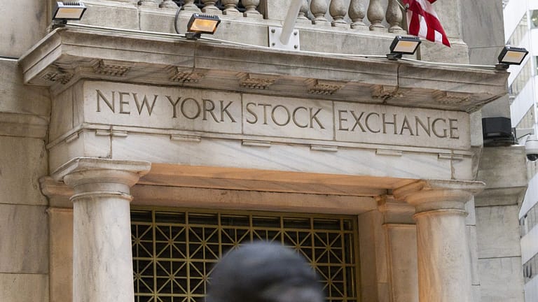 Wall Street negoceia mista em dia de críticas do Irão à NATO