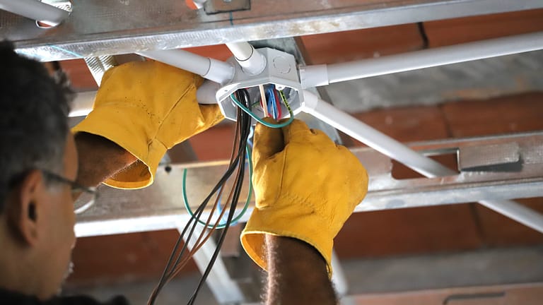 Eletricidade ou construção? Estereótipos justificam domínio por homens