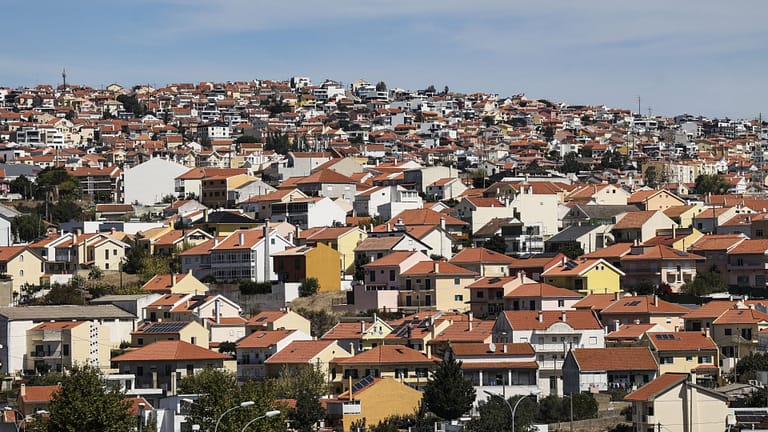 Mais de 30 mil famílias à espera de casa na AML. Que faz cada município?