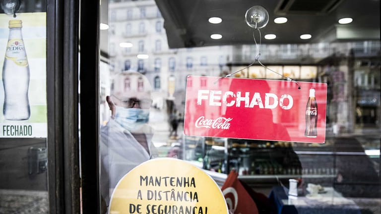Cerca de uma centena protesta junto à AHRESP por melhores salários
