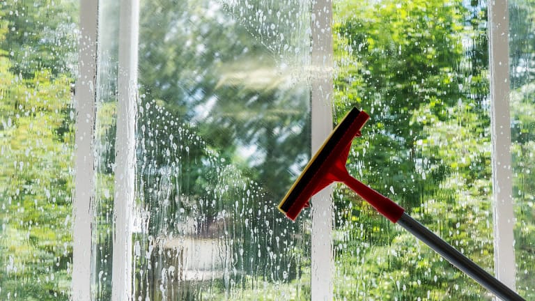 Tome nota! Oito áreas da casa que deve limpar antes do verão acabar