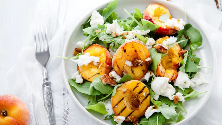 Pêssego na salada? Olhe que fica delicioso! Tome nota desta receita