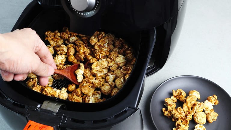 Pipocas na ‘air fryer’? O melhor é não ter esta ideia. Eis os riscos