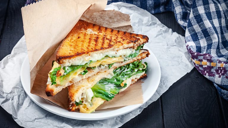 Dê uso à tostadeira e faça uma destas receitas bem simples Dê uso à tostadeira e faça uma destas receitas bem simples