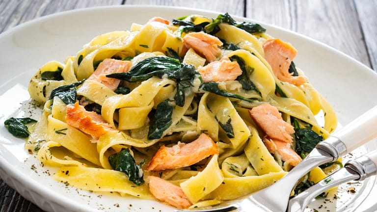 Jamie Oliver ensina a fazer 2 receitas: Massa de salmão e caril de frango
