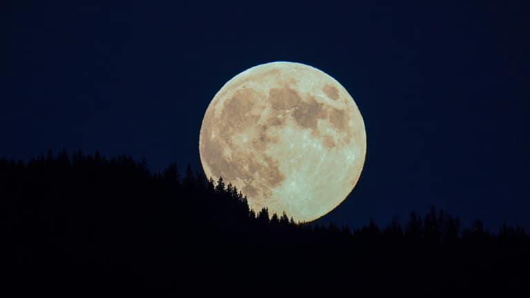 Outubro traz uma Super Lua Cheia e há signos que têm de ter muito cuidado