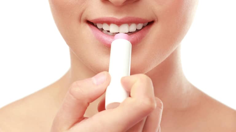 Lábios podem ficar ‘viciados’ em hidratante? Dermatologista responde