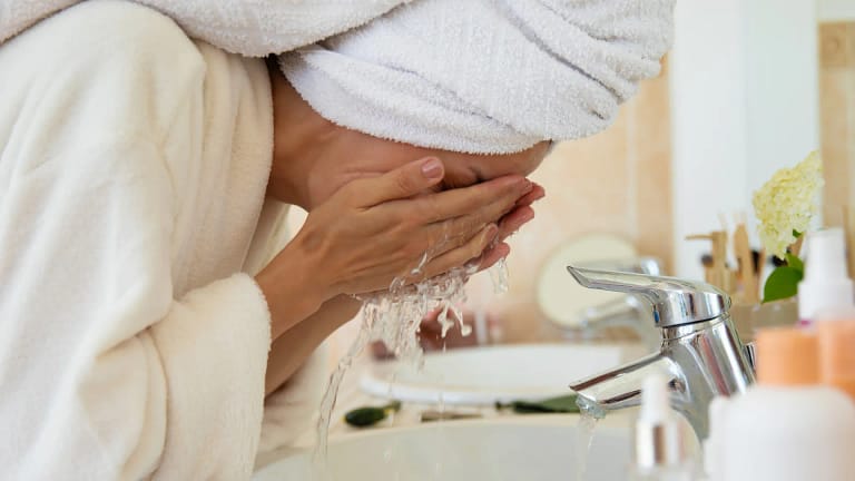 Mumificação: A rotina insólita de ‘skincare’ viral nas redes sociais