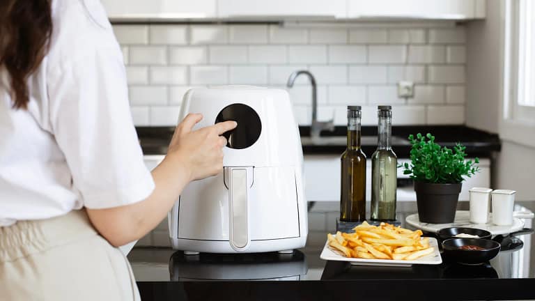 Pode usar papel de alumínio na ‘air fryer’? O que dizem os especialistas