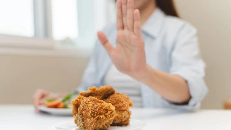 Pela sua saúde, evite comer estes 4 alimentos se tiver o colesterol alto
