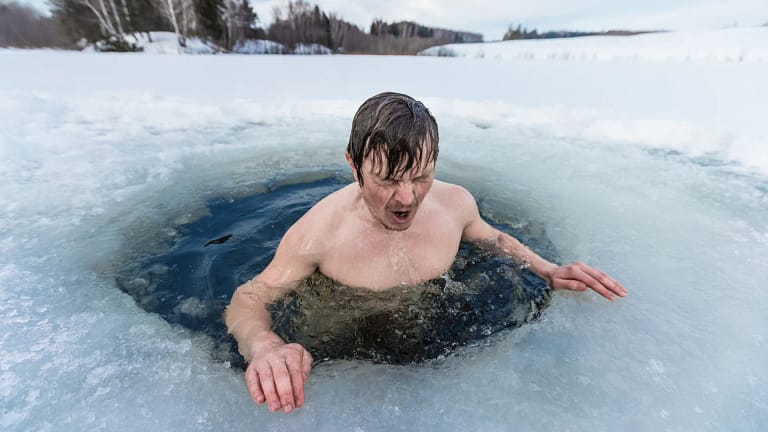 Não aqueça a água. Atletas falam em benefícios dos banhos de gelo