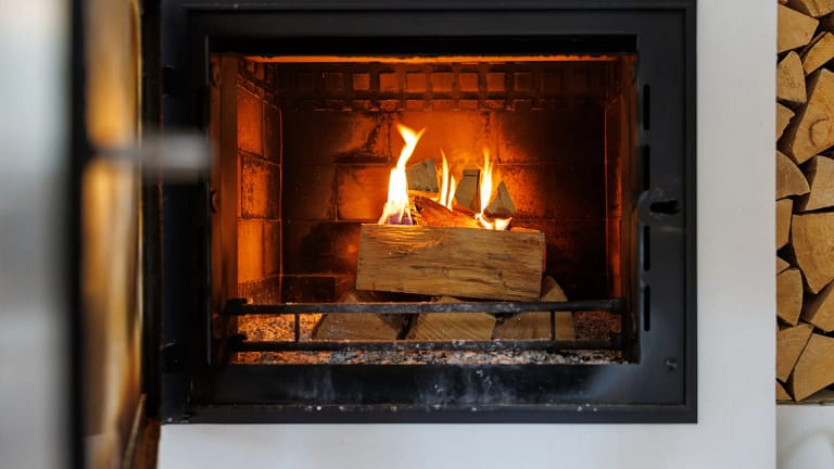 Os tipos de madeira que não deve queimar na sua lareira
