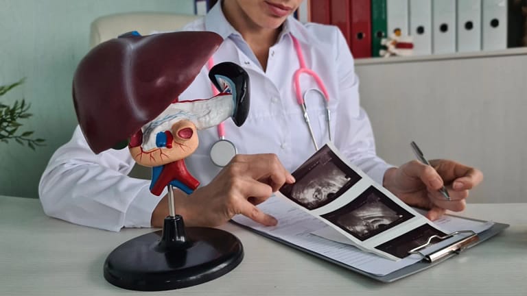 Consumo excessivo de álcool tem impacto no fígado, alerta associação