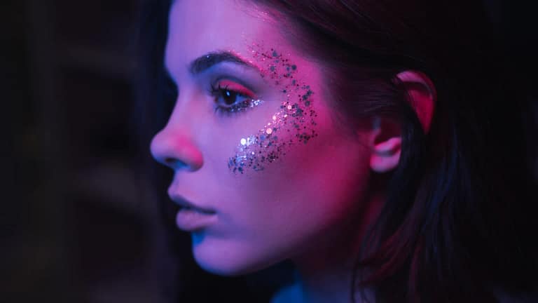 Glíter faz mal à pele? Eis a solução ecológica que faz a make up durar