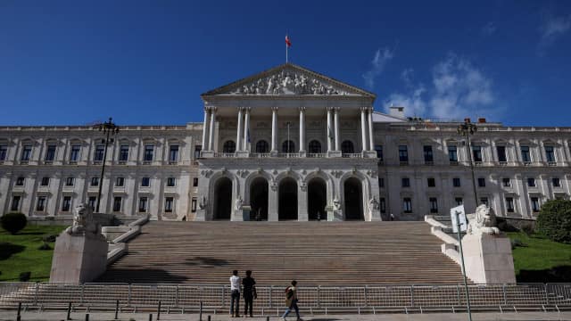 Moção de confiança “entregue há uns minutos”. Debate será terça-feira