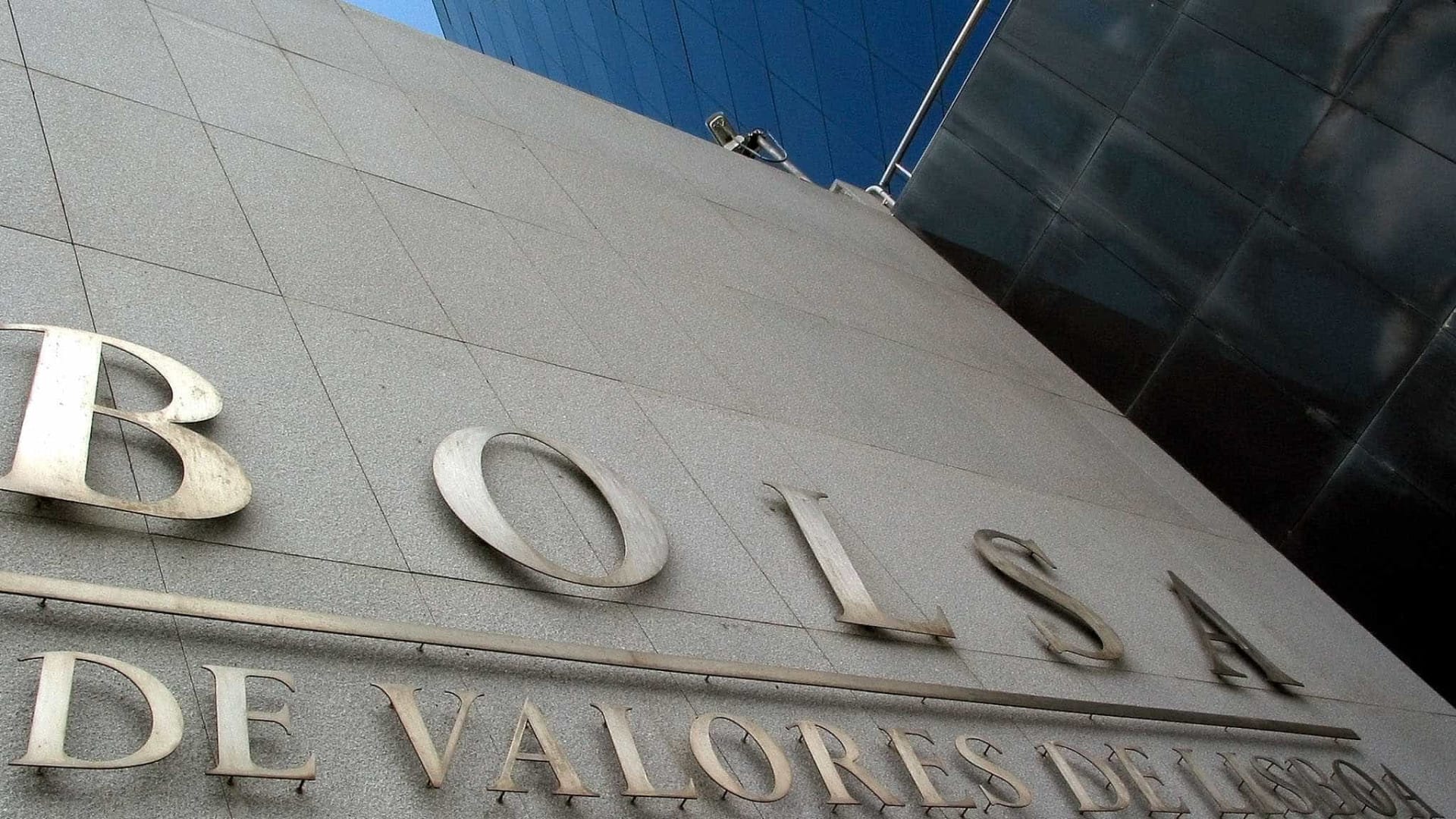 Bolsa de Lisboa fecha a subir quase 2% impulsionada pelo BCP e Mota-Engil