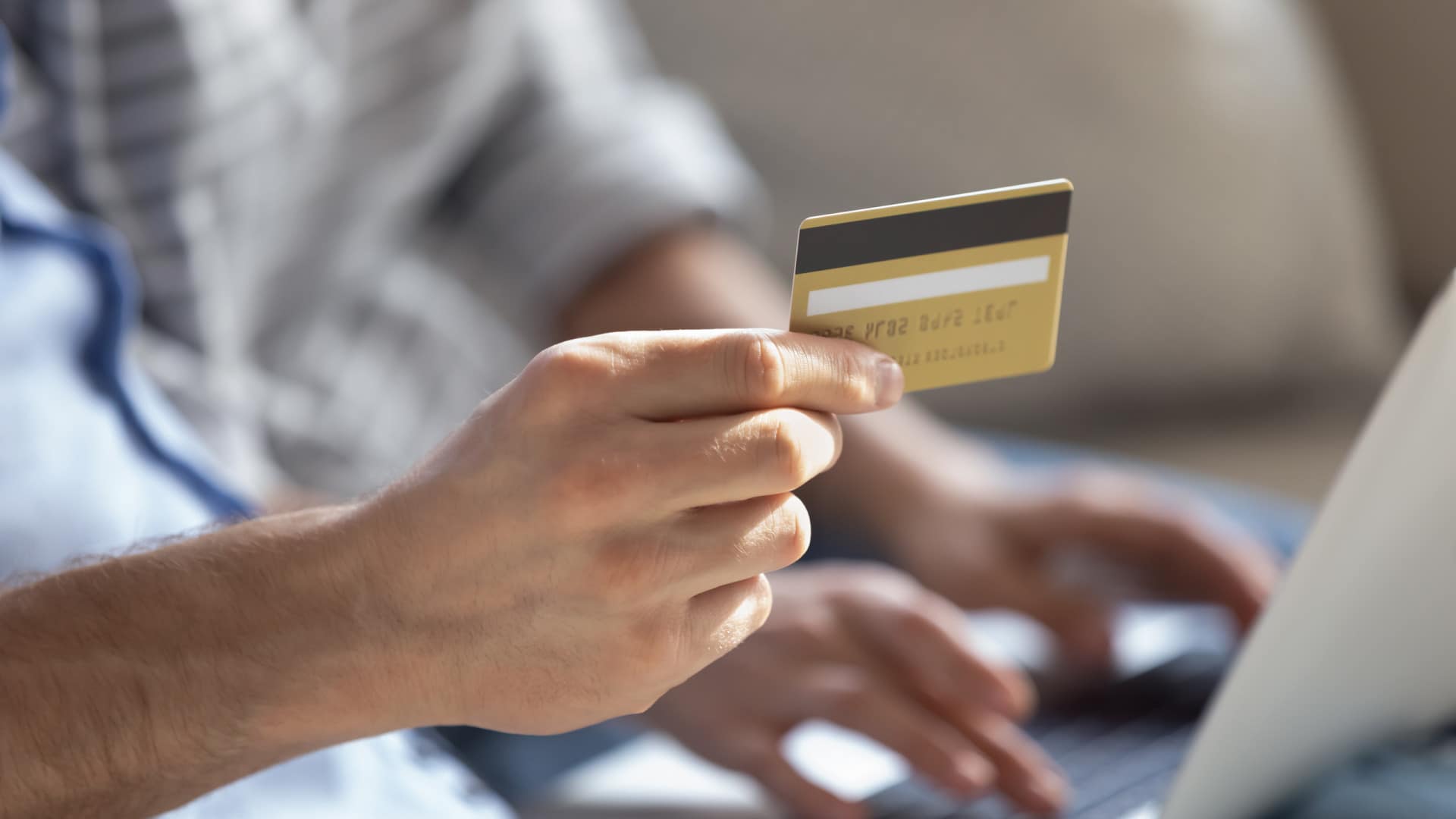 Queixas por burlas online estão a aumentar. Moda é o setor mais visado Queixas por burlas online estão a aumentar. Moda é o setor mais visado