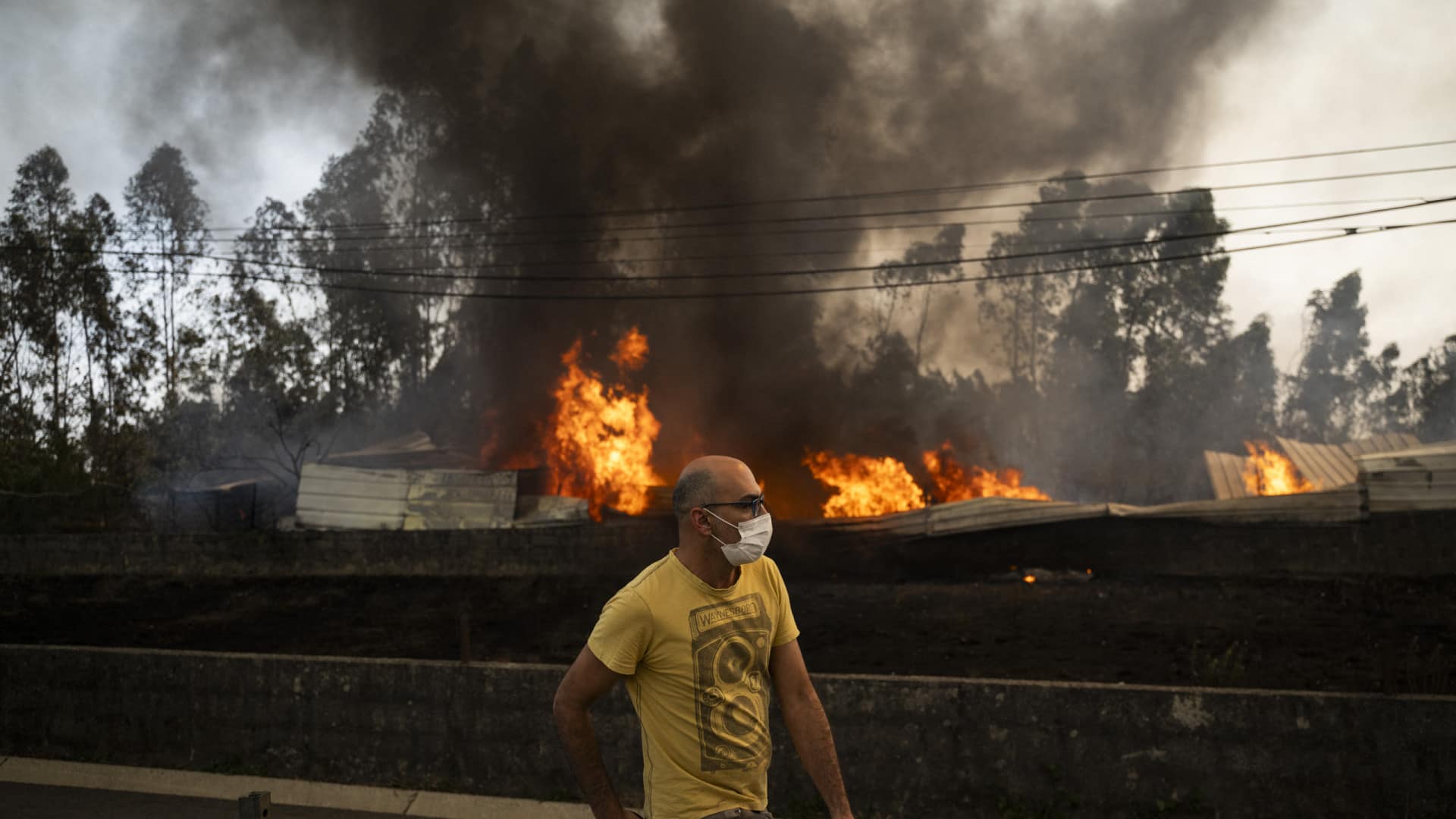 Grupos de risco devem abandonar zonas de incêndio, alerta pneumologista Grupos de risco devem abandonar zonas de incêndio, alerta pneumologista