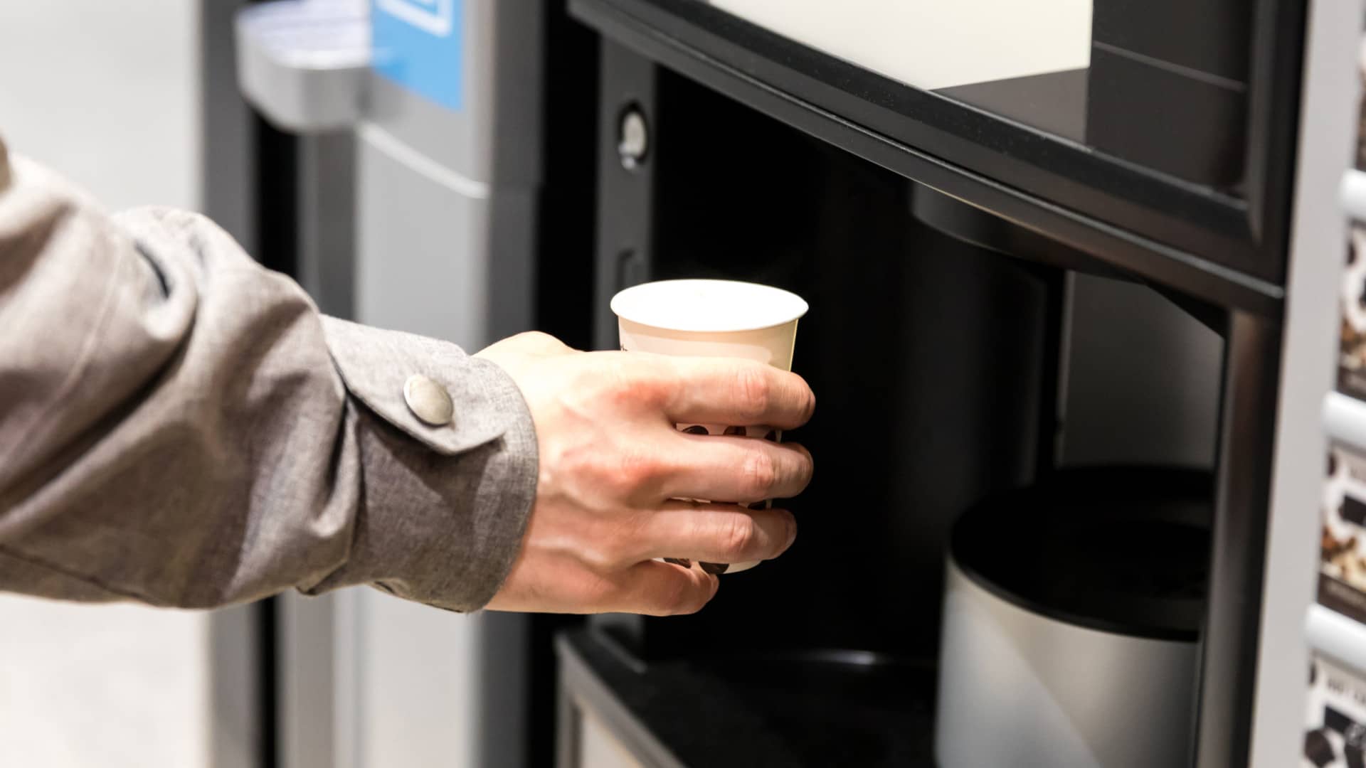 Bebidas quentes das máquinas automáticas fora do ‘IVA da restauração’