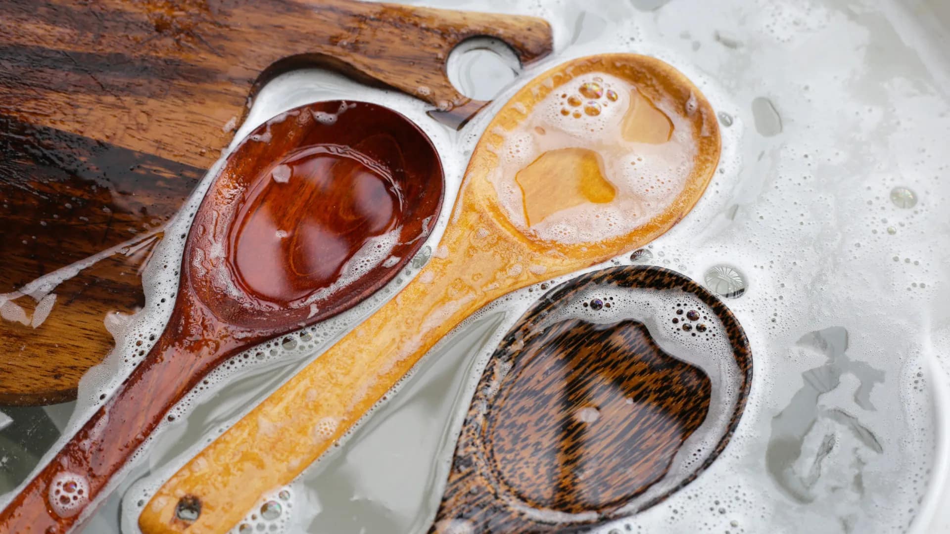 Colheres de pau: Um antro de germes na sua cozinha! Aprenda a lavá-las Colheres de pau: Um antro de germes na sua cozinha! Aprenda a lavá-las